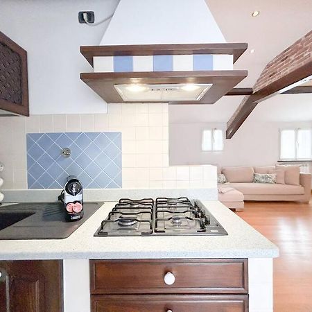 شقة Elegante Mansarda 300Mt Dal Mare - Centro - Wifi سافونا المظهر الخارجي الصورة