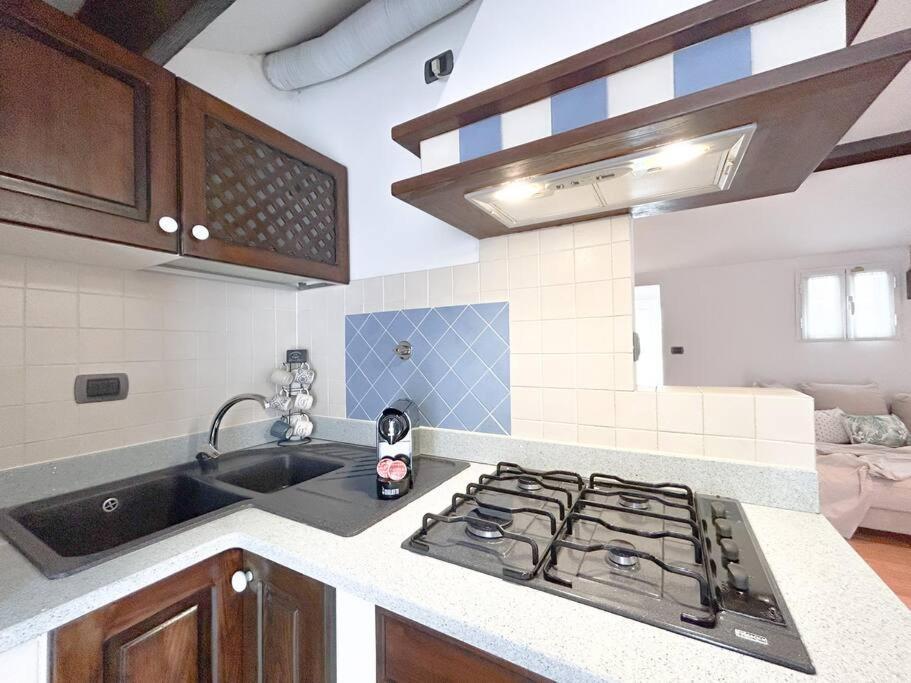 شقة Elegante Mansarda 300Mt Dal Mare - Centro - Wifi سافونا المظهر الخارجي الصورة