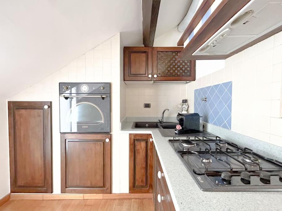 شقة Elegante Mansarda 300Mt Dal Mare - Centro - Wifi سافونا المظهر الخارجي الصورة
